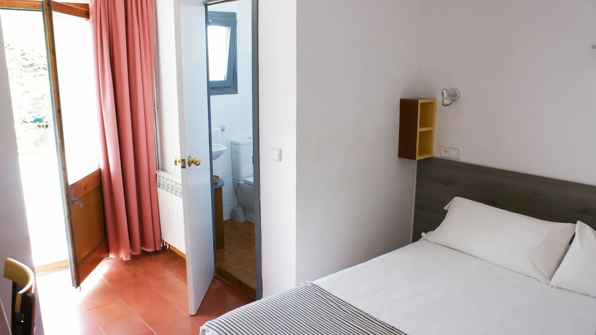 בית הארחה פאלאפרוג'ל Hostal Plaja I Pati De Can Plaja